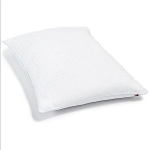 Tommy Hilfiger Classic Down
Alternative Firm-Density King Pillow,
Hypoallergenic